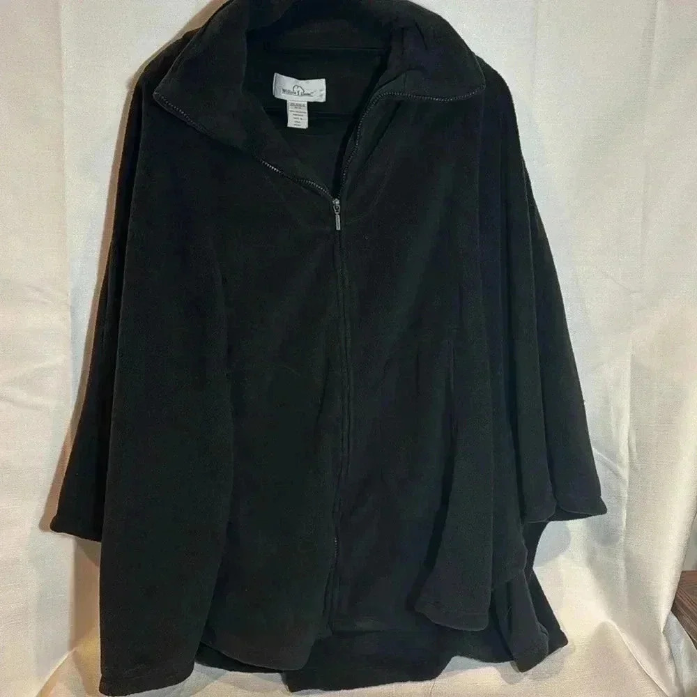 Willow Lane‎ Black cape size Medium to 1X zipper and arms
